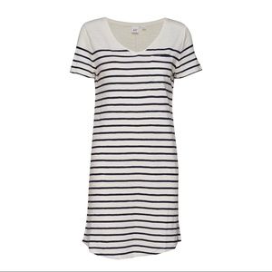 ✨ GAP Relaxed V-Neck T-shirt Dress
